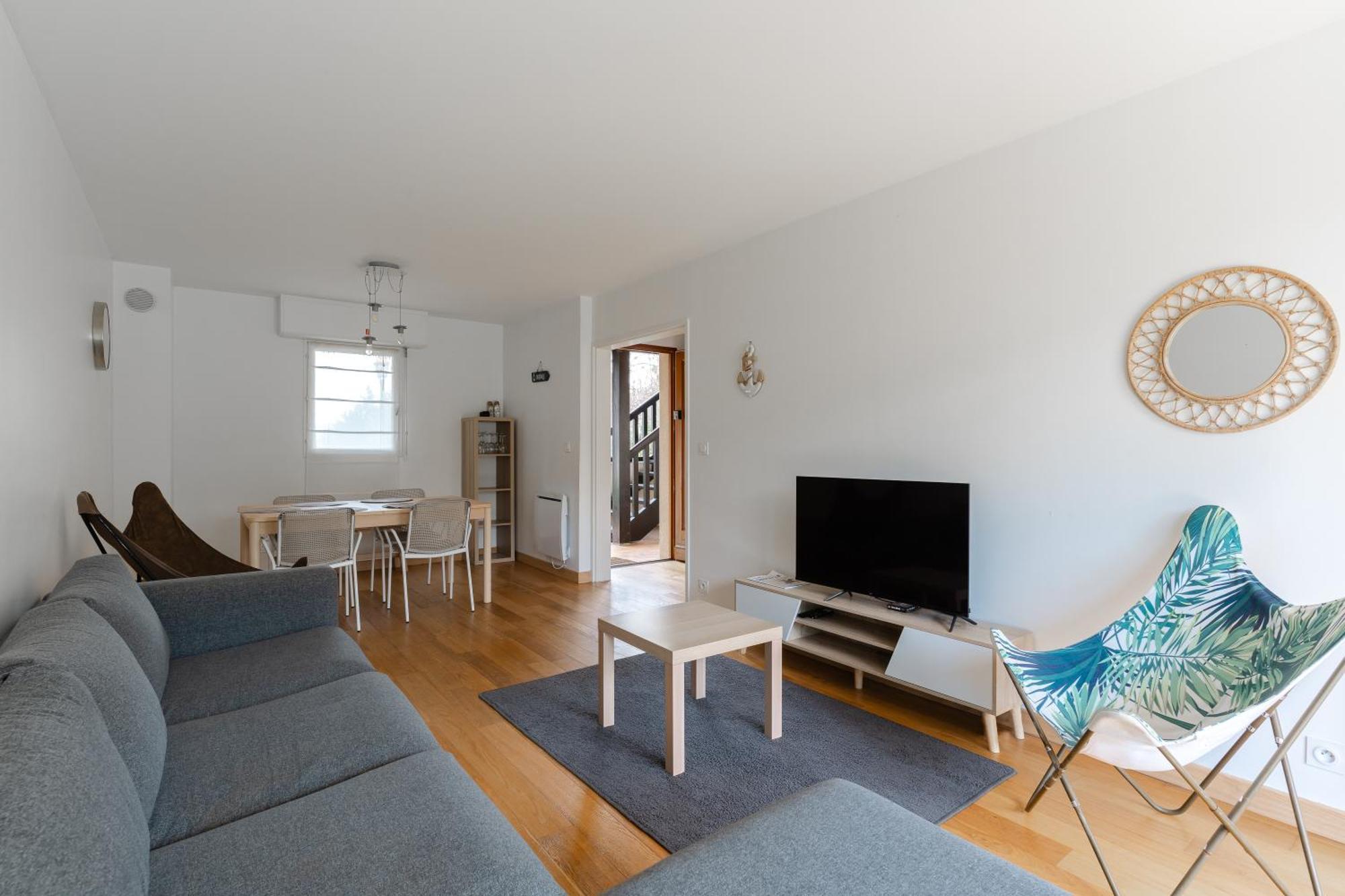 Apartment 3 Bedroom With Garden And Swimming Pool