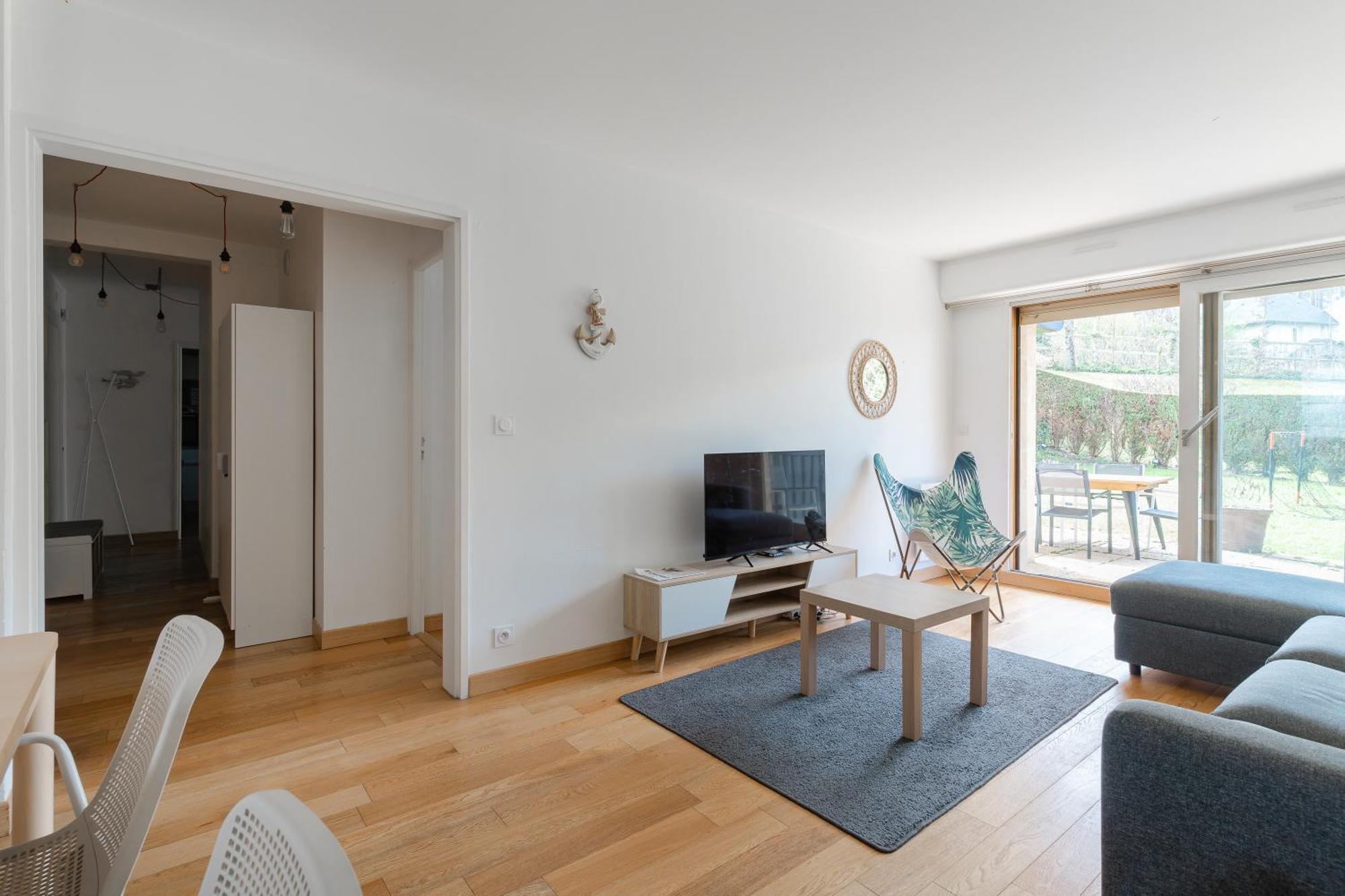 3 Bedroom With Garden And Swimming Pool Apartment *