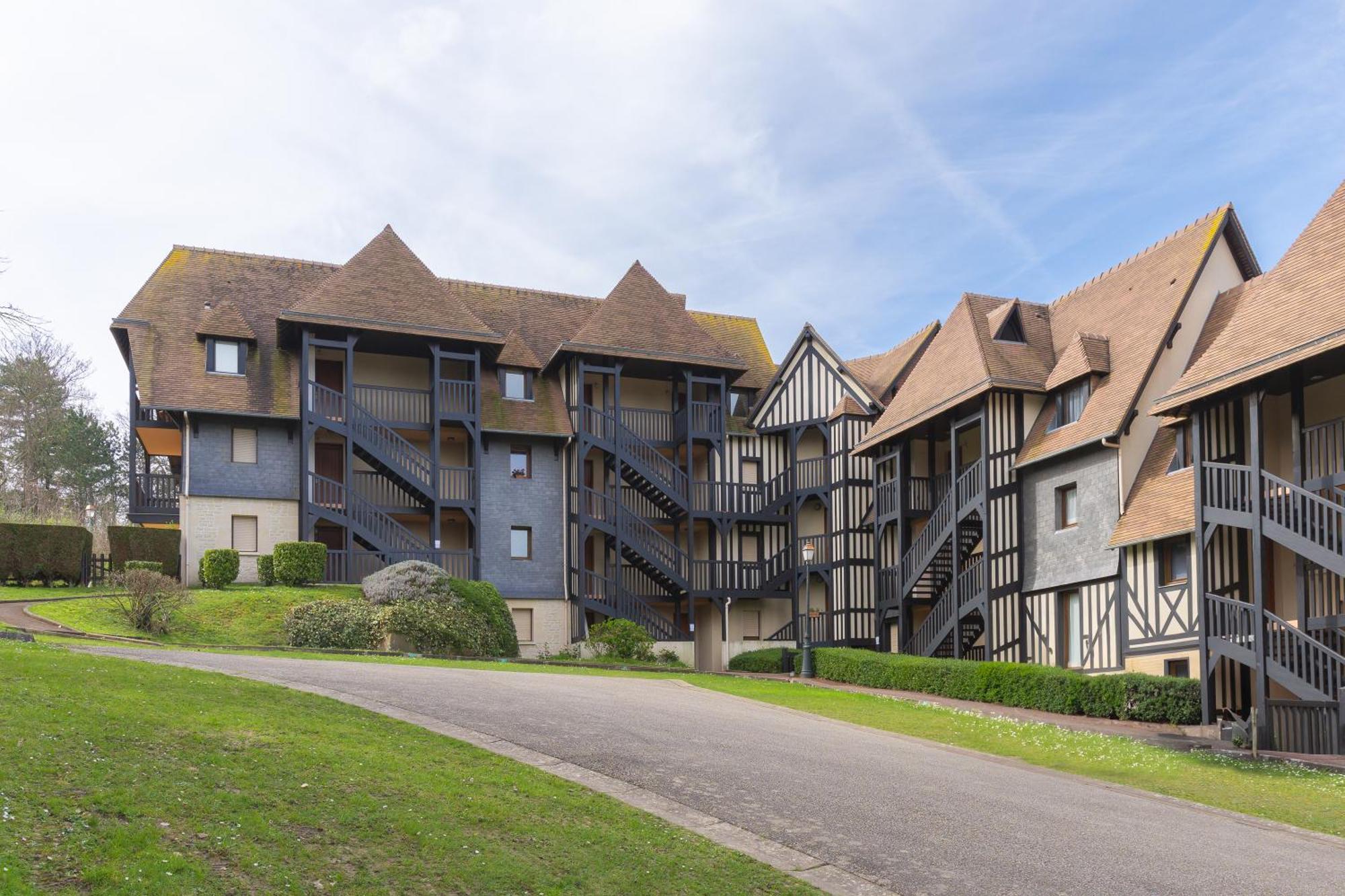 3 Bedroom With Garden And Swimming Pool Apartment