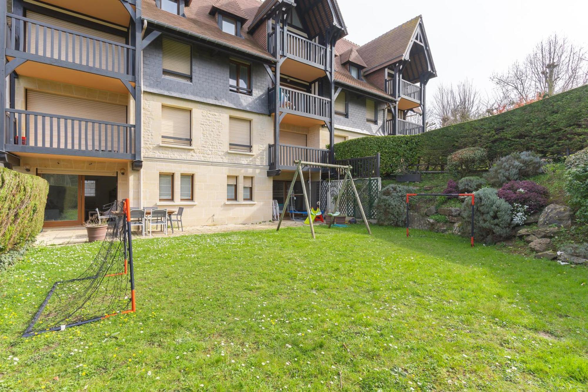 3 Bedroom With Garden And Swimming Pool *